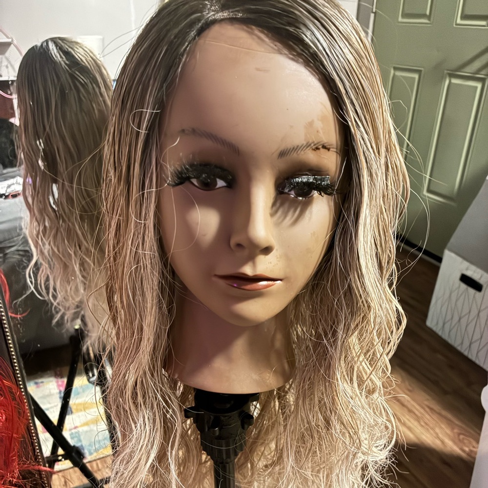 Stylish Women's Blonde Ombre Wavy Wig - Natural-Look Hair